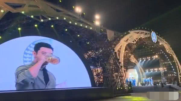 黄晓明出席啤酒节,豪饮一扎啤酒,疑为从前喝酒喝吐“雪耻” 乐虎国际娱乐pt老虎机