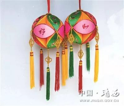 绣球,靖西壮族民间一种精致的针绣工艺小圆球,是广西极具特色的旅游