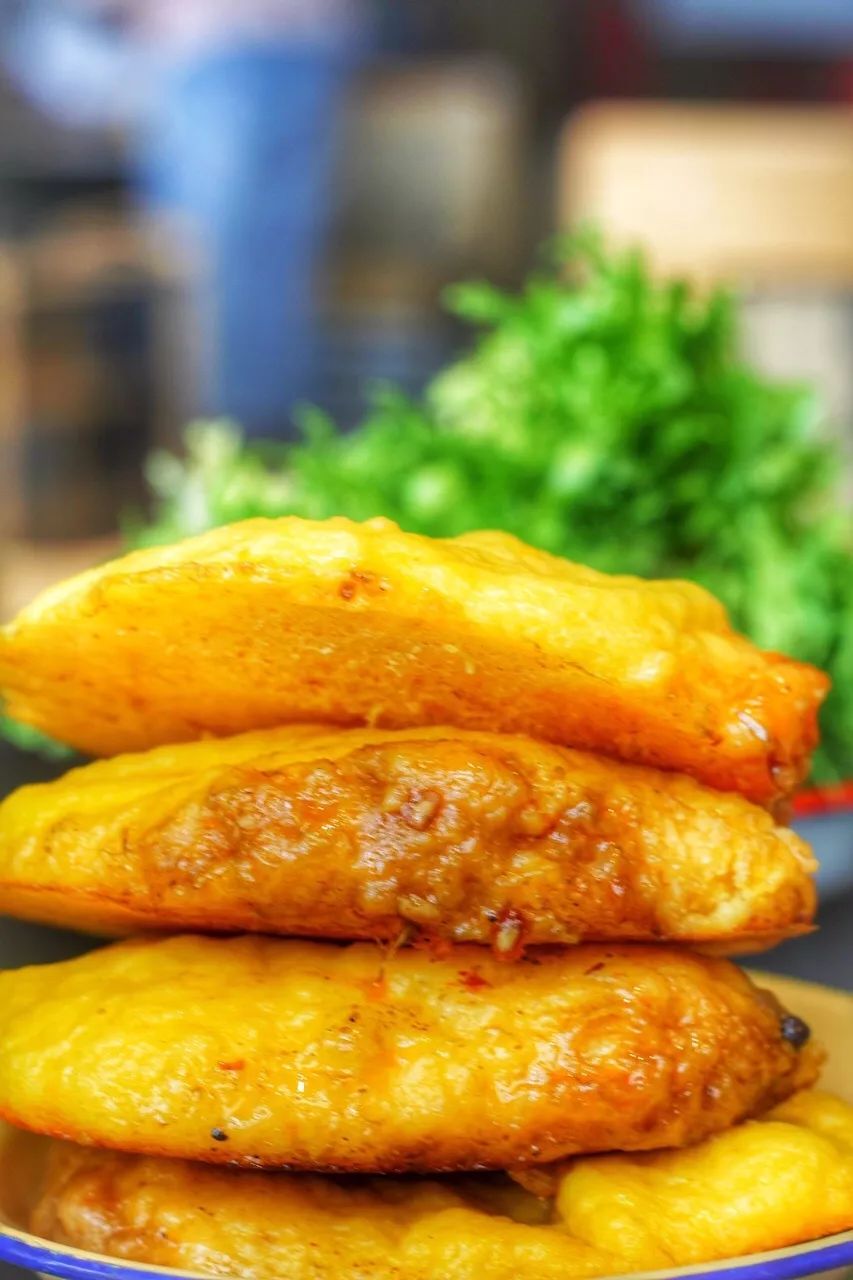 边吃边看二人转,一不留神锅里就被清空了,这家