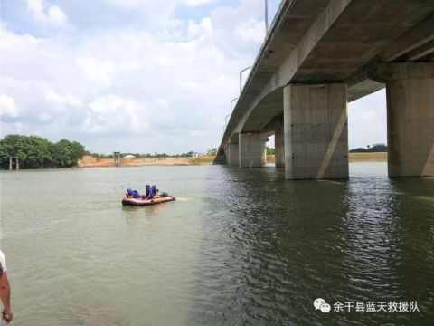 与家人争吵后她突然下车,不听劝说,纵身跳入河里……只留下悲伤的亲人 优德w88娱乐平台