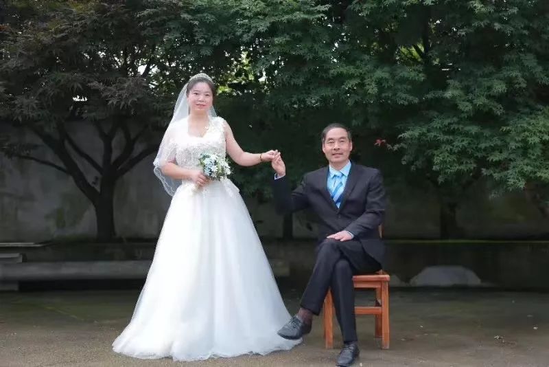 礼堂婚纱照_海之礼堂婚纱照(3)