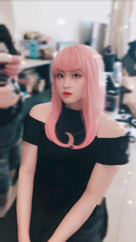 pdd玩游戏发现漂亮美女照片!知道是姿态女装照后:我炸