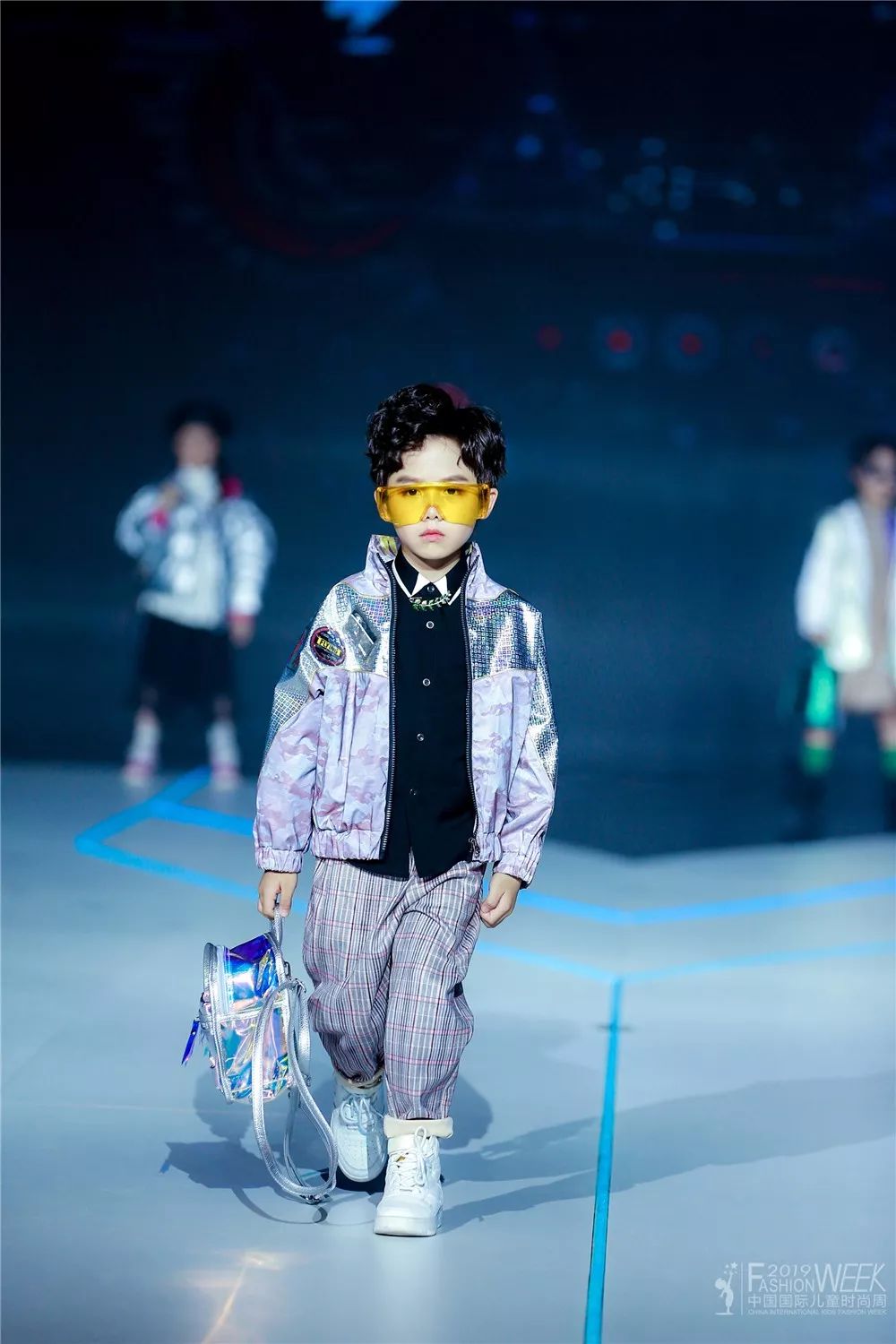 一众潮童模特自信飞扬的主题走秀,展现中国儿童时尚美学往美好未来开