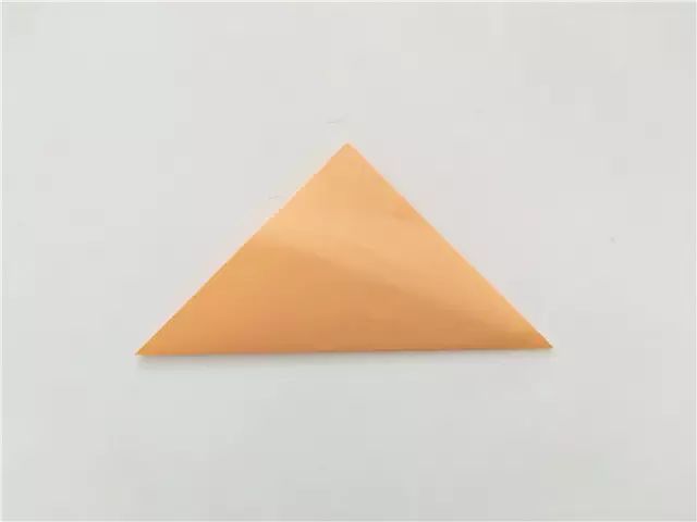 制作步骤: 打开后,再将折纸的两边向中心对折,如上图所示