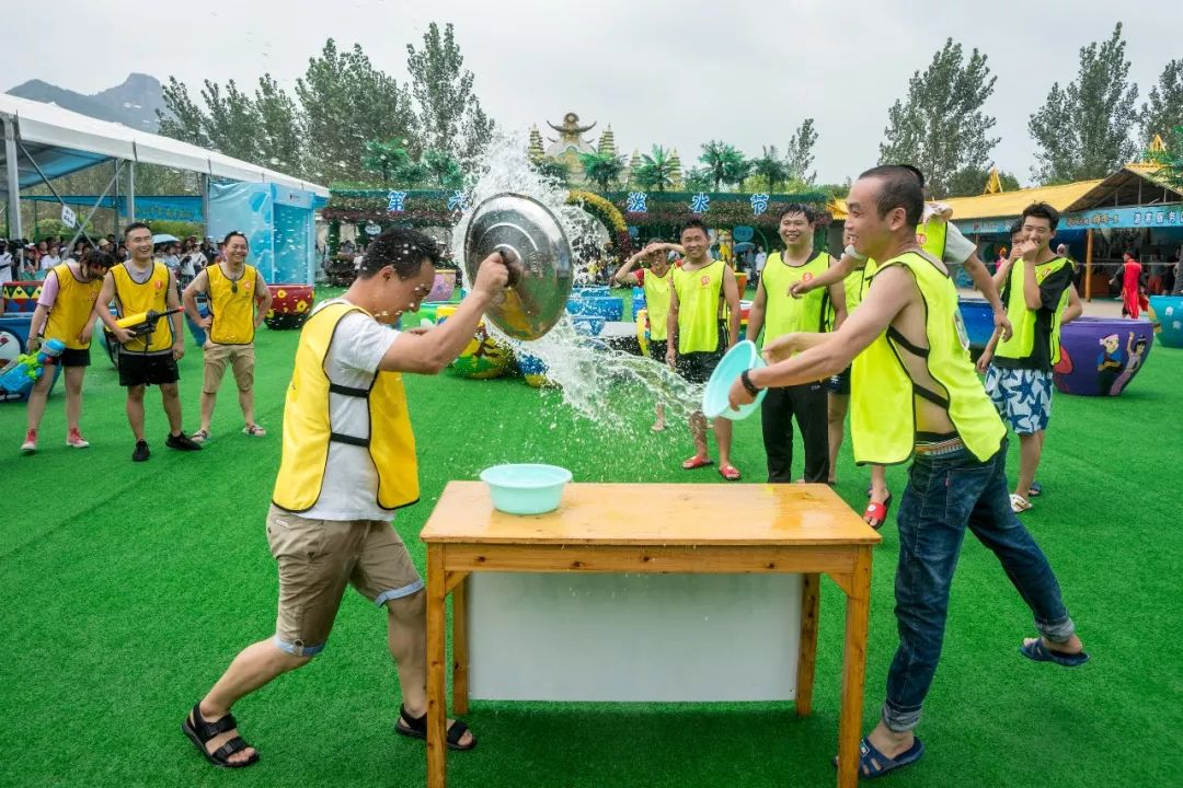 共聚象山影视城,与数万游客相聚于此拿起水盆,水枪,相互追逐着泼水