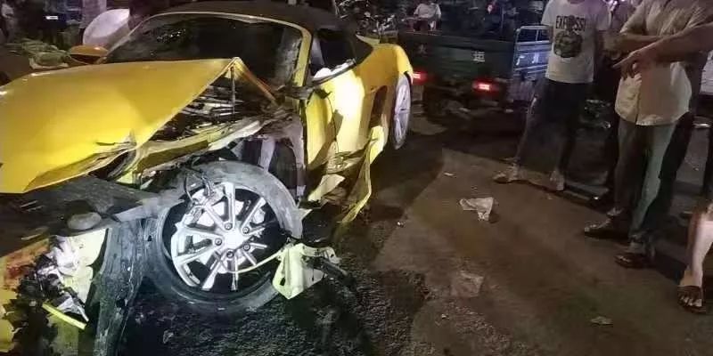 惊险东莞一女子开保时捷跑车与洒水车相撞车祸原因让人愤怒