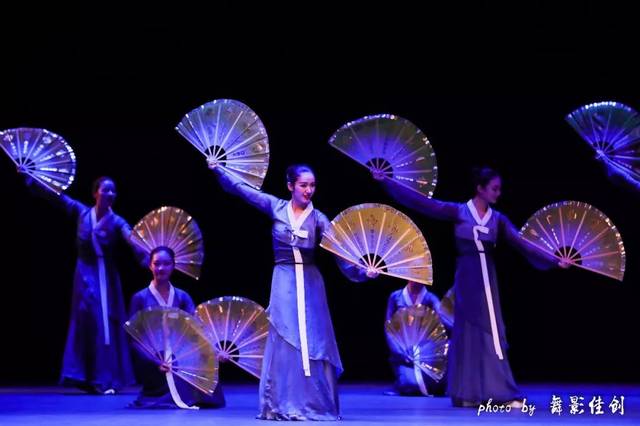 表演班级:2016级15班朝鲜族扇子舞风格训练性组合03表演班级:2016级16