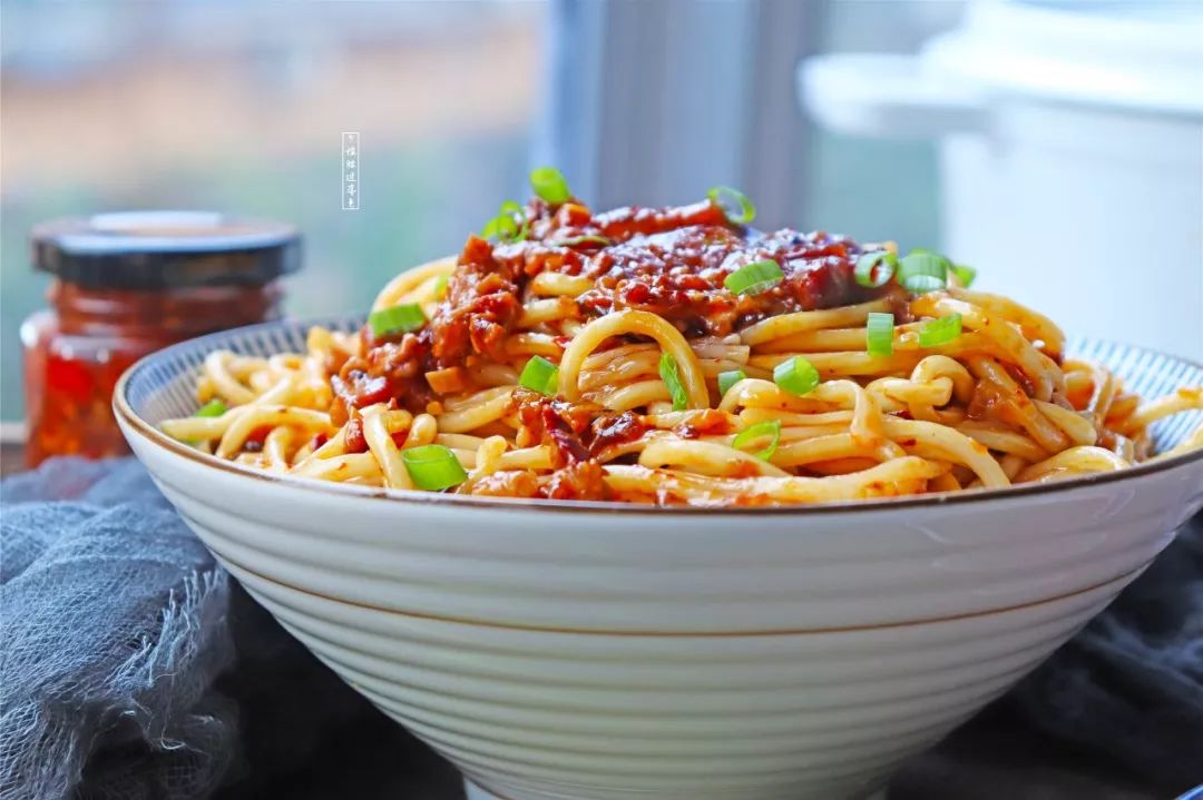 做好的香菇肉酱放凉以后,装进密封罐里.喜欢拌面的你,是否很心动呢?1.