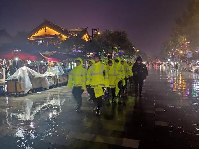 最美不是下雨天,而是这些雨中坚守的身影