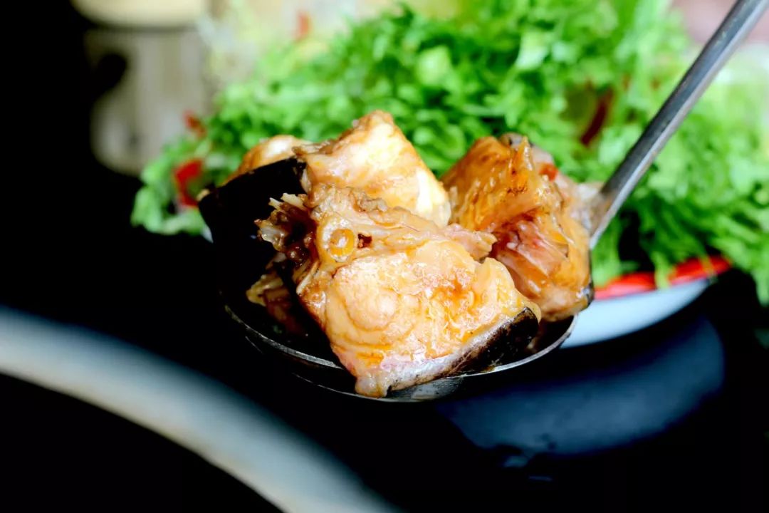 边吃边看二人转,一不留神锅里就被清空了,这家