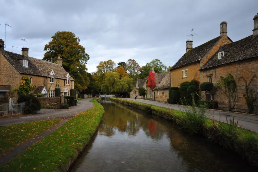 拜伯里(bibury)是乡村天团中的颜值担当,位于科茨沃尔德中部,被英国