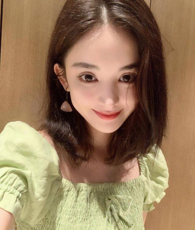 古力娜扎颜值确实很高,牛油果绿驾驭的很好,27岁也能少女感十足 九州科技娱乐app下载
