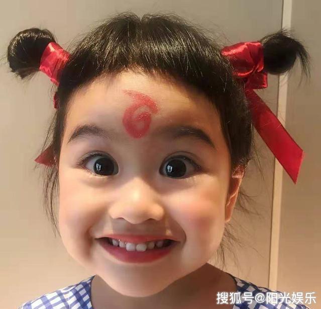 明星们cos哪吒头站台国产动漫,宋祖儿可爱张碧晨妖娆饺子最像