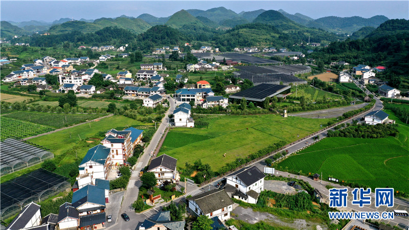 航拍贵州花茂村"农旅文一体化"打造美丽新农村