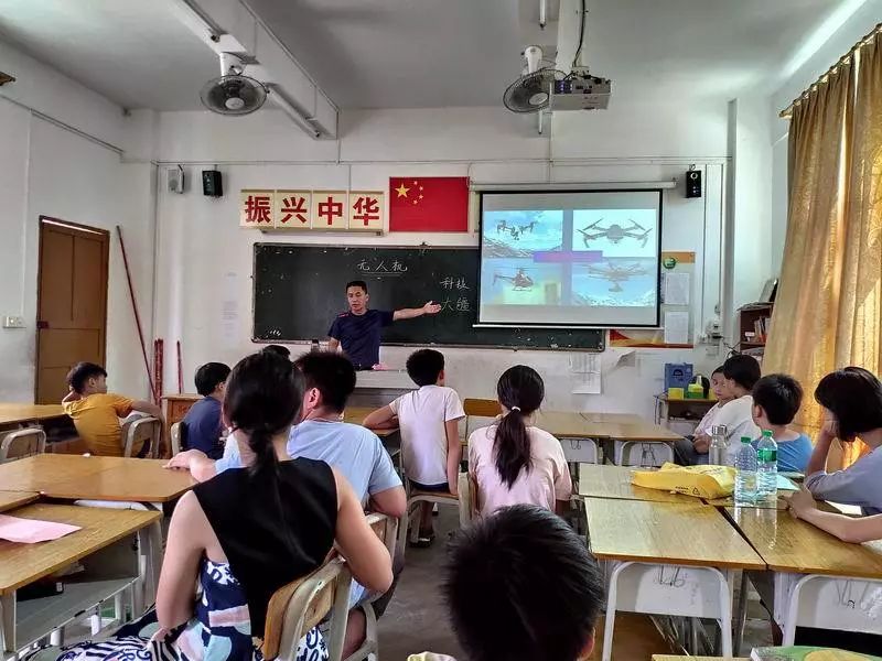 飞行理论课012019年7月19日,常平第四小学科技小组的曾玉彬,梁昌恒