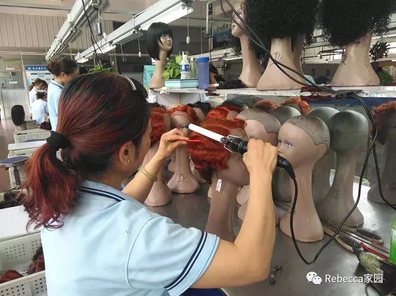 瑞贝卡公司员工在给假发做造型.