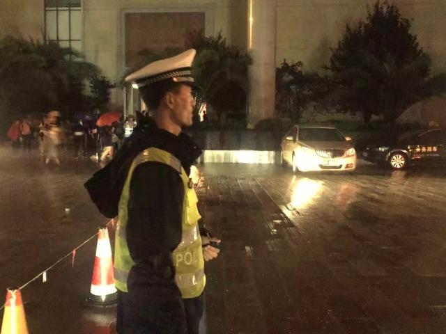最美不是下雨天,而是这些雨中坚守的身影