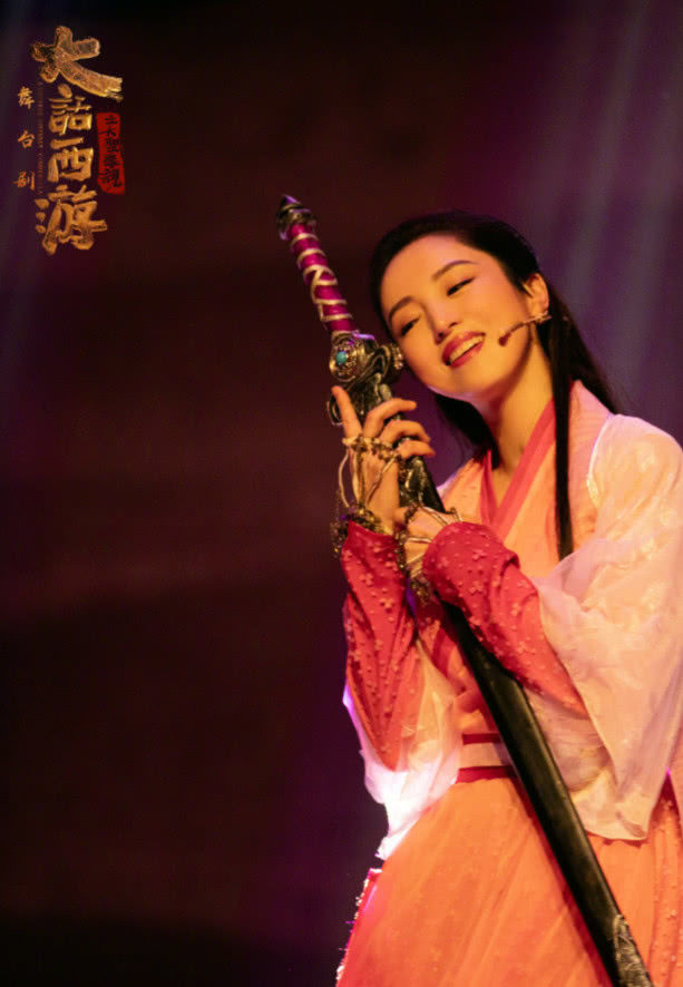 董璇离婚后首开工,穿红色华服扮紫霞仙子变少