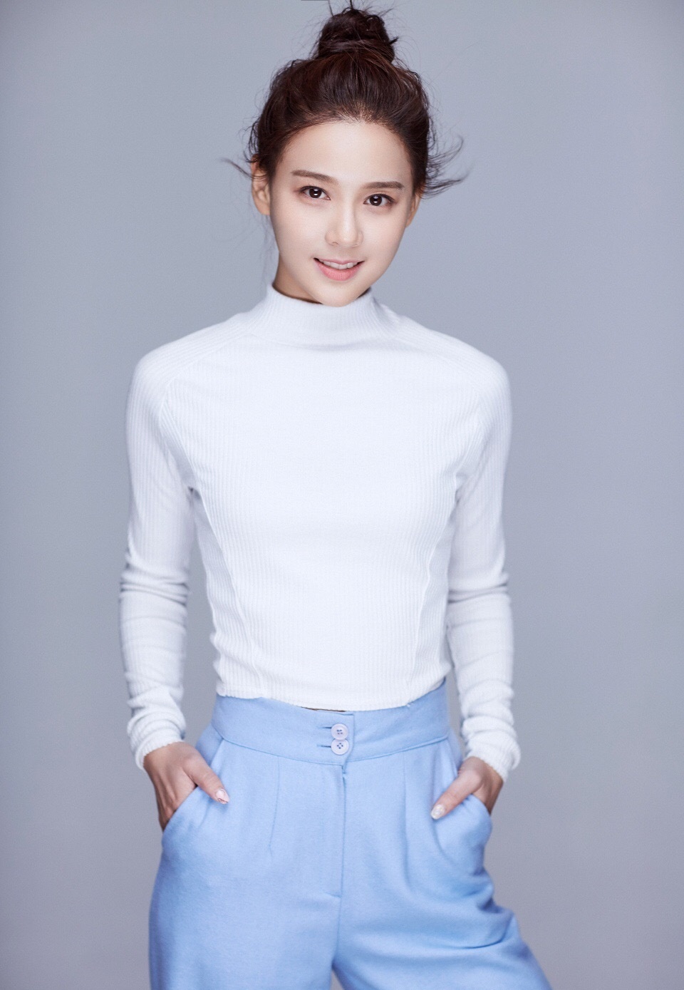 1/ 12 华娇出生于杭州,是内地女演员. 她毕业于浙江省艺校表演系.