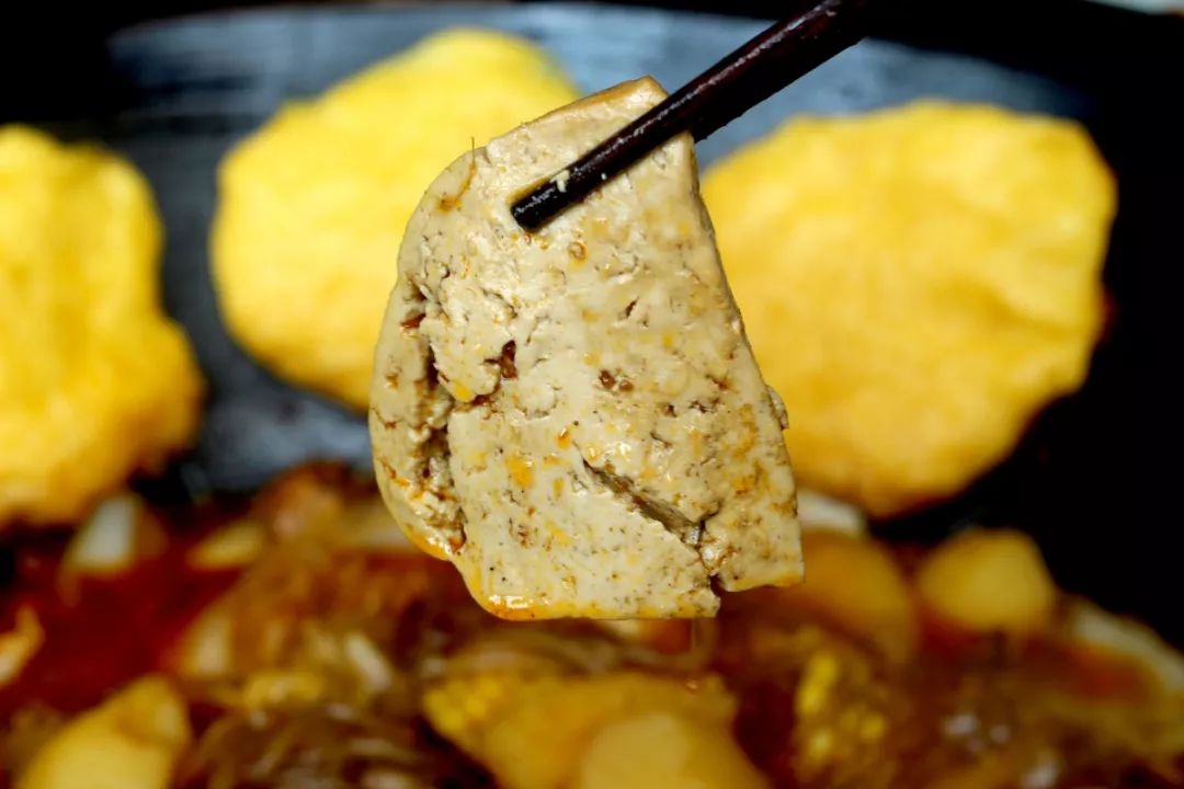 边吃边看二人转,一不留神锅里就被清空了,这家