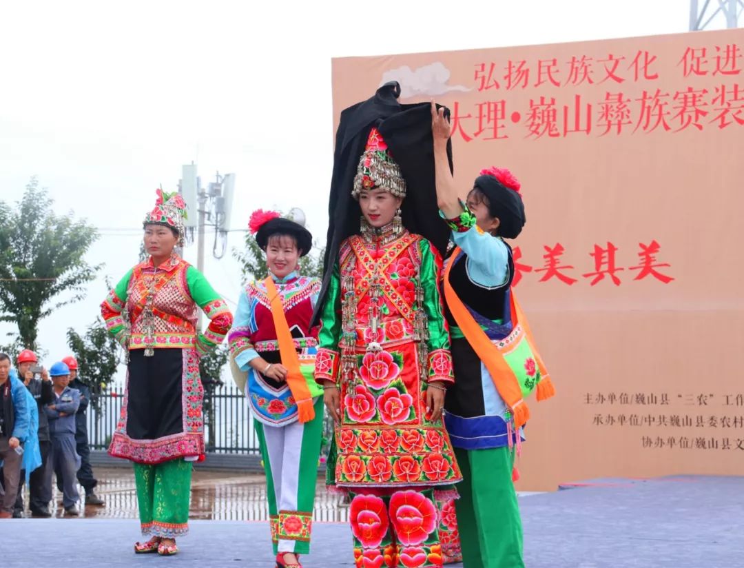 西山中南部彝族妇女服饰以五印,牛街等为同一种类型.