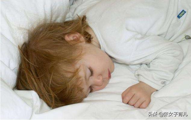                     孩子睡觉喜欢蹬被子的3大原因，父母怕孩子冷，成最大原因