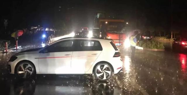 最美不是下雨天,而是这些雨中坚守的身影