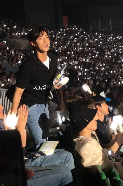 Exo五巡演唱会 Sm家族 三代同堂 热情王郑允浩 闯祸 了 爱丽