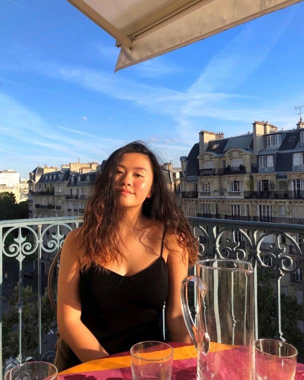 邱淑贞14岁二女儿穿紧身裙晒靓照,身材比妈妈年轻时更火辣? 澳博