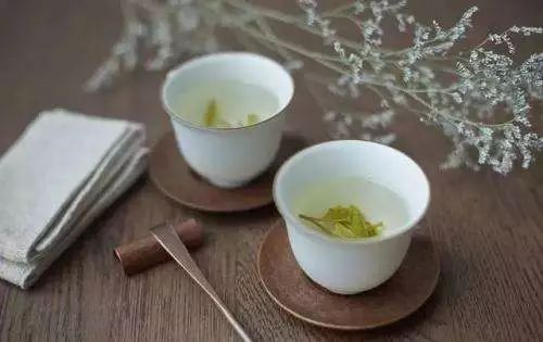 一杯清茶,三味一生,人的一生宛若一片茶叶,或早或晚要溶入这纷纭变化