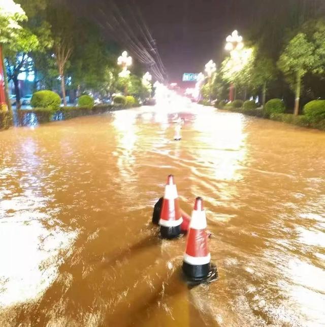 最美不是下雨天,而是这些雨中坚守的身影