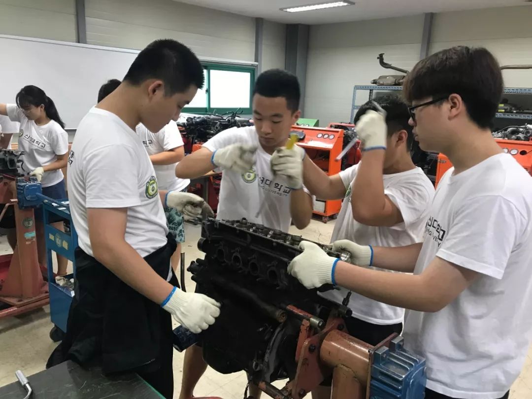 我校汽修专业学生参加韩国新星大学汽车发动机拆装大赛