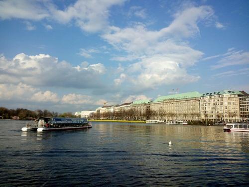 欧洲最污的雕像,美女赤身沐浴河中,夜晚却吓