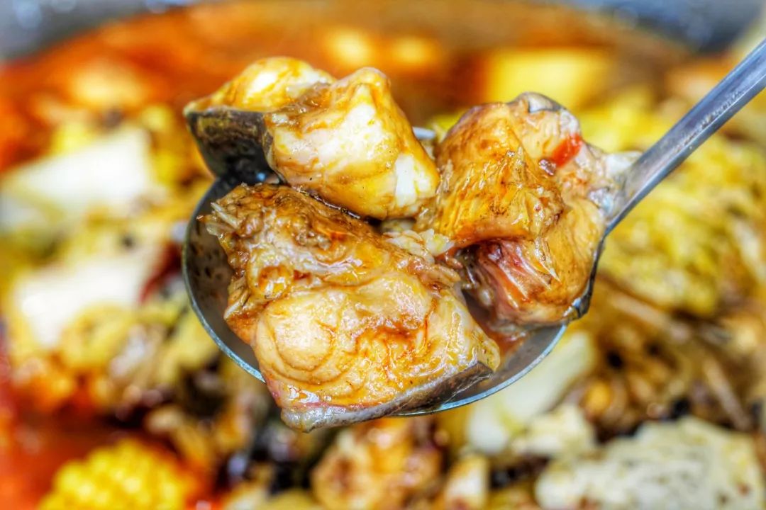 边吃边看二人转,一不留神锅里就被清空了,这家