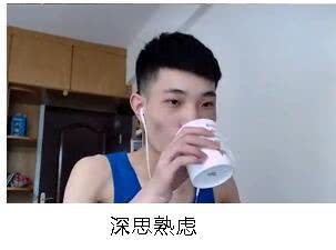 粉丝开始对鲨鱼直播时候的照片下手了,制作出了各种让人捧腹的表情包