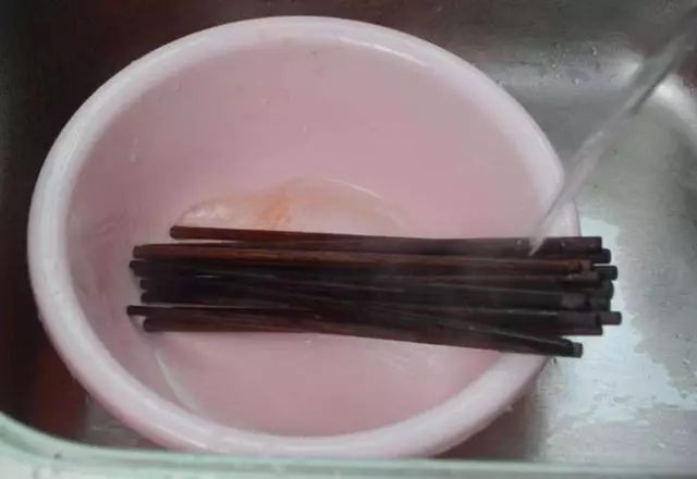 筷子热水烫就是消毒专家提醒好多人做错家人易生病莫忽视