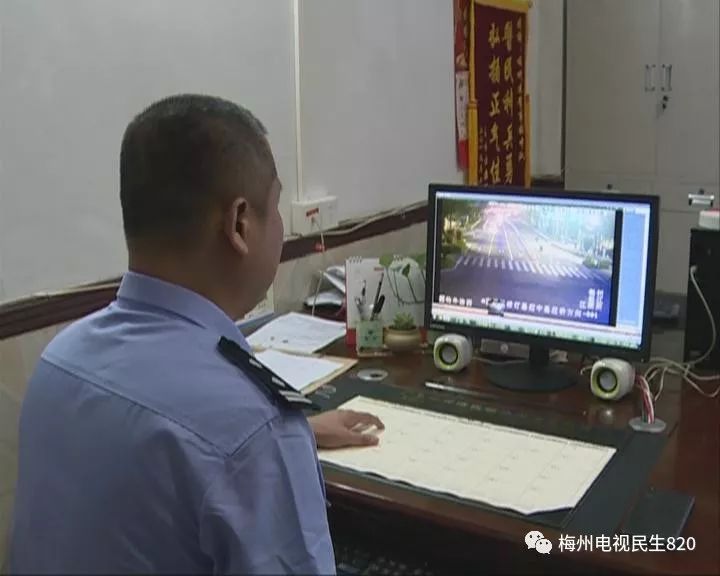 好受伤,小车撞桥后四脚朝天,司机却被罚款扣1