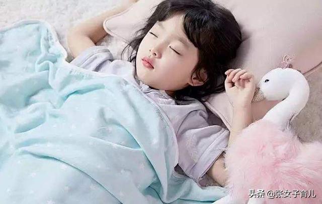                     孩子睡觉喜欢蹬被子的3大原因，父母怕孩子冷，成最大原因