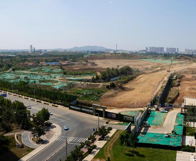 烟台开发区八角段滨海路开建了,有座庙一直在,没有人拆