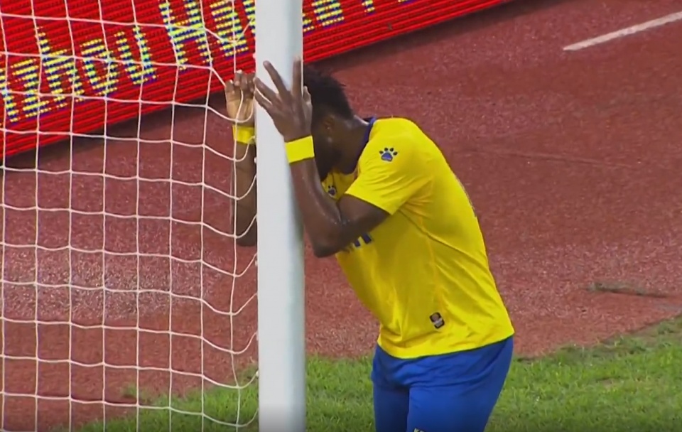 四川FC屡次错过好机会,孤单的阿隆确实需要一