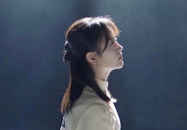 4000年一遇美女鞠婧祎靠整容?鼻梁透光!