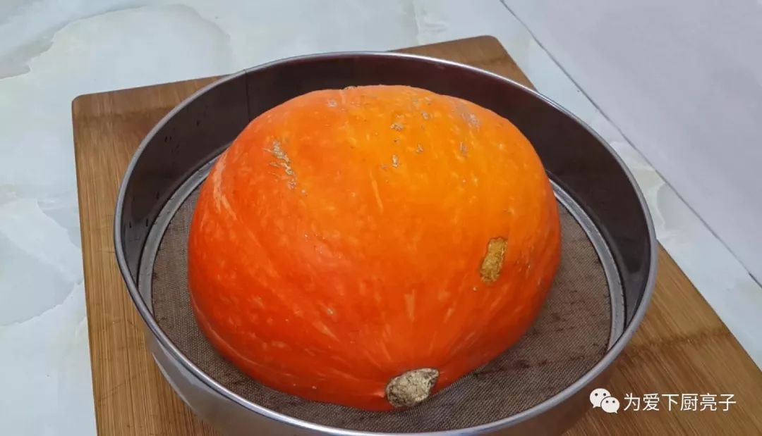 原创半个南瓜1把芝麻不用水不用面做出好吃的南瓜饼上桌秒光