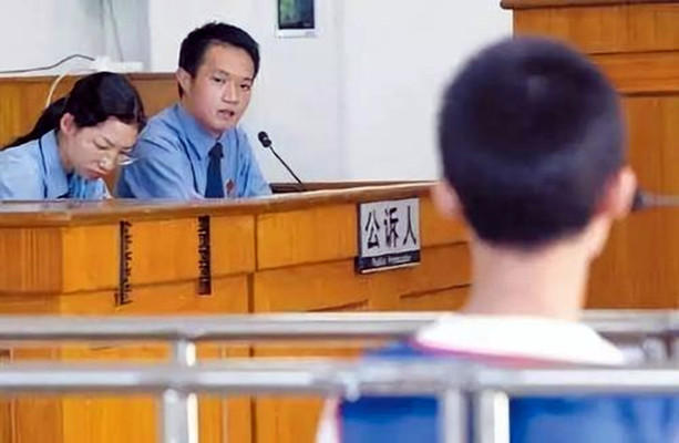 14岁女孩遭侵犯,母亲在面前被杀害,凶手:我13岁