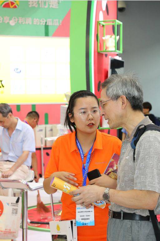 蕊蕊在"大赢佳"展会现场look5小佳采访润刚小哥哥可