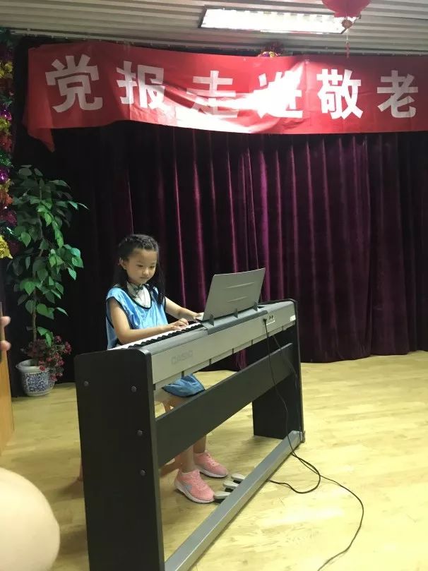 67党报走进敬老院东城区长青养老院爱心活动