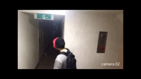 在长约1分30秒的视频中,戴着小丑头套的男子,试图破密码闯入一居民