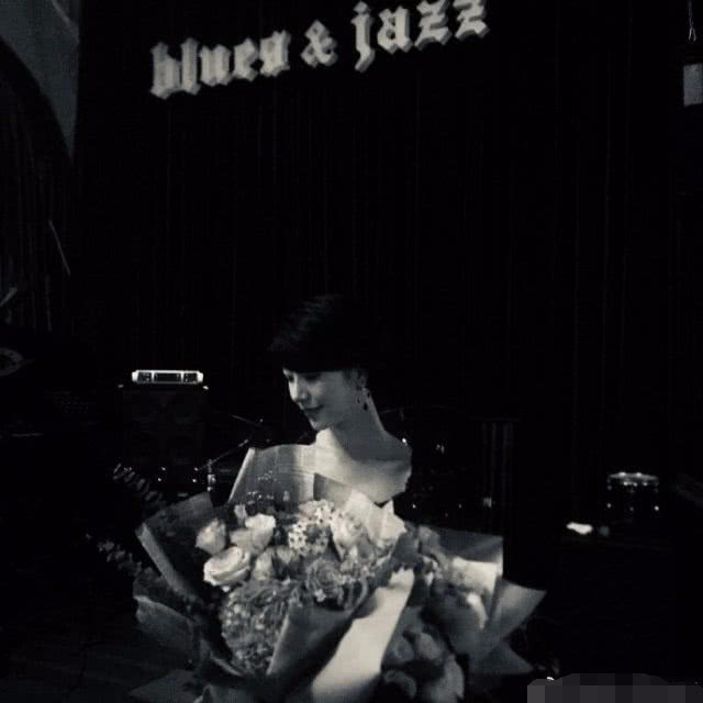 李亚鹏女友凌晨晒美照 手捧鲜花气质优雅竟然有点神似王菲! 吉祥坊注册