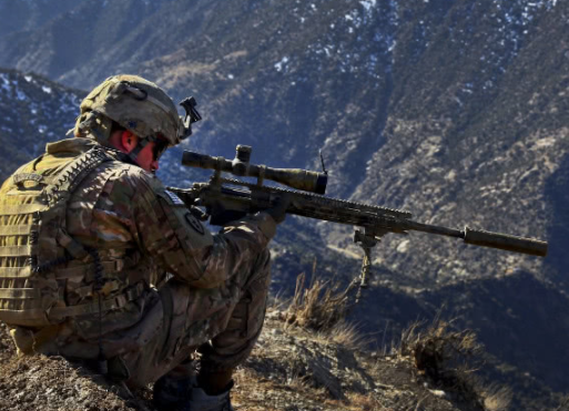 为何顶级狙击手不喜欢一枪爆头,而是射击胸部