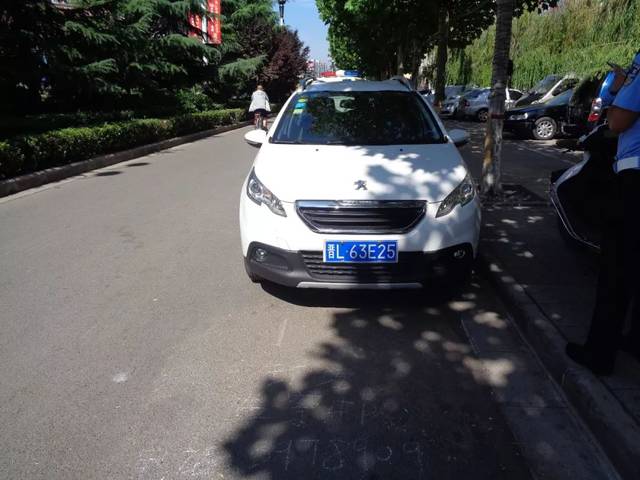 临汾上百辆车违法停车,超速,闯红灯.快看有你的没?