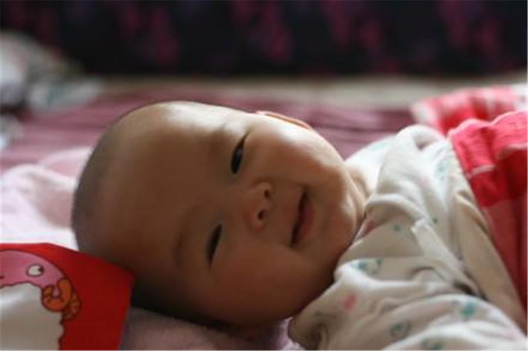                     宝宝什么时候能用“枕头”？儿科专家提醒：过早过晚都不好！